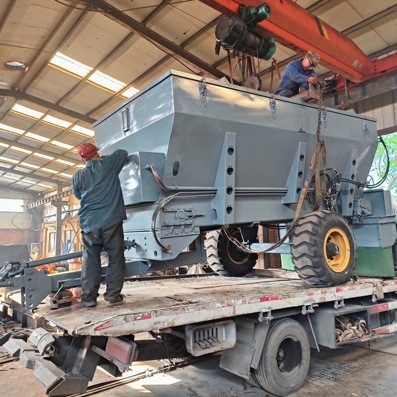 12 Sided Traction Type Spreading Vehicle high quality